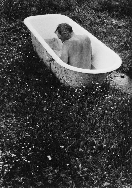Gustav Karlsson tar ett bad, Skönstorp, Attsjö, Småland 1969